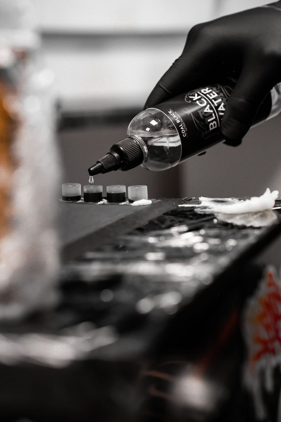 Farbe wird in die Farbkappen gefüllt – Detailaufnahme aus dem Arttractive Aesthetic Tattoos in Abstatt